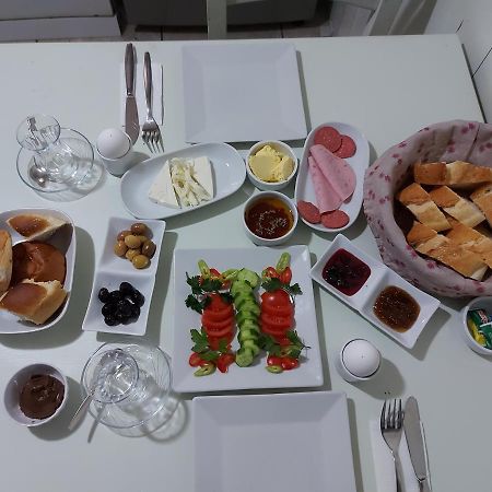 Celil Pansiyon ไอวาลิค ภายนอก รูปภาพ