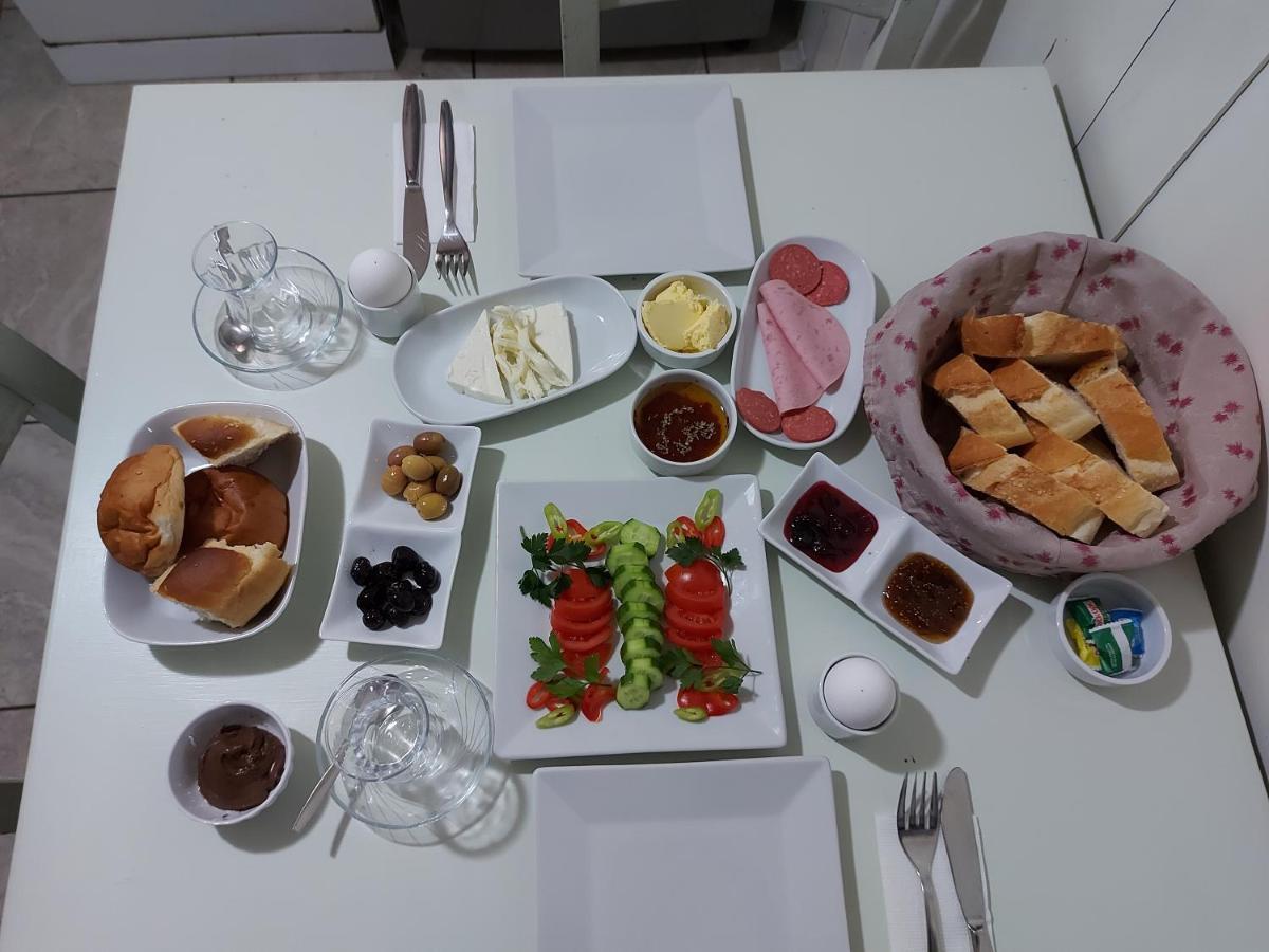 Celil Pansiyon ไอวาลิค ภายนอก รูปภาพ
