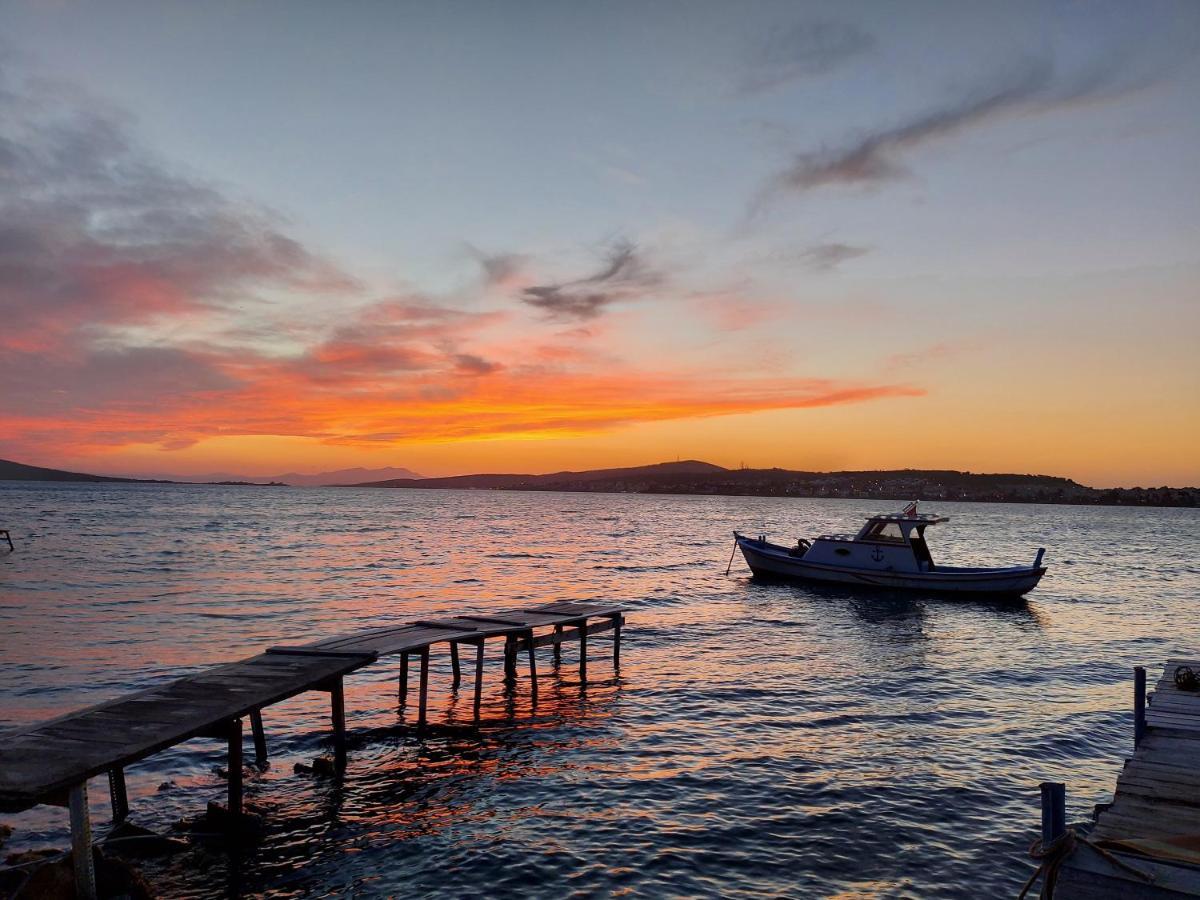 Celil Pansiyon ไอวาลิค ภายนอก รูปภาพ